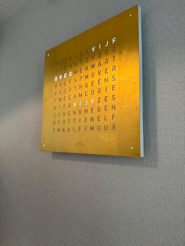 Nieuw Qlocktwo Gold Woordklok Design Klok 45 x 45, Huis en Inrichting, Woonaccessoires | Klokken, Nieuw, Digitaal, Ophalen of Verzenden