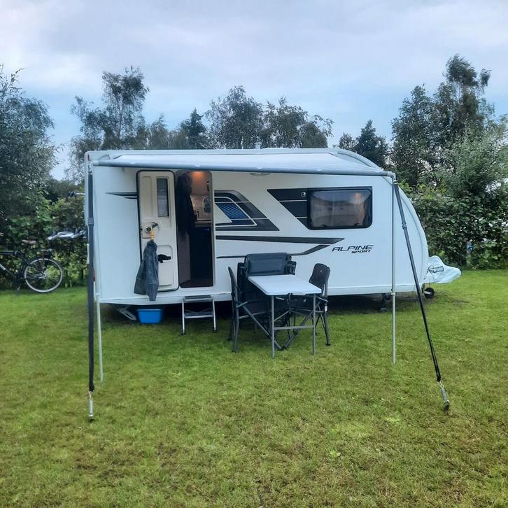 Nog een paar dagen: Sprite Alpine Sport 420CT 2022, Caravans en Kamperen, Caravans, Particulier, tot en met 2, 1000 - 1250 kg
