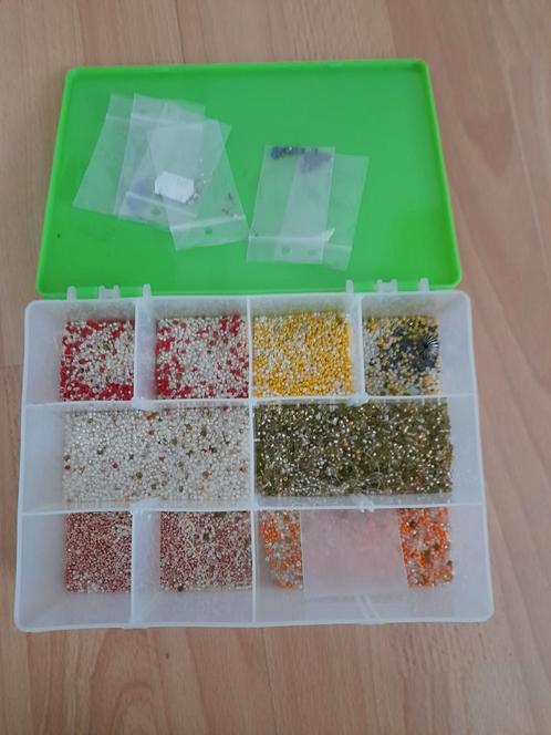 Te koop kraaltjes ( rocailles )met opbergdoos compleet, Hobby en Vrije tijd, Kralen en Sieraden maken, Zo goed als nieuw, Kraal