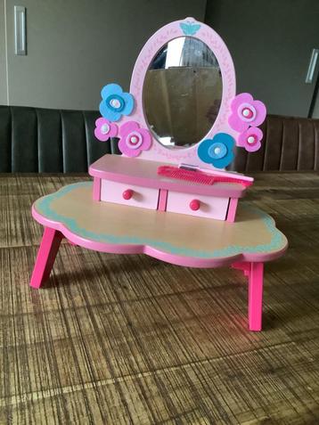Kleine houten kaptafel beschikbaar voor biedingen