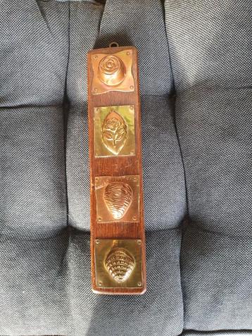 Vintage Houten Wanddecoratie met Koperen Motieven beschikbaar voor biedingen