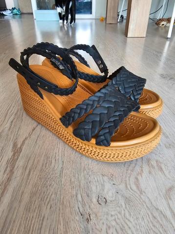 Sandalen plateau Crocs zwart maat 37 (6), 15 euro slechts 2x beschikbaar voor biedingen