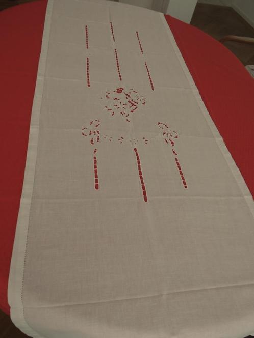 Een prachtige hand geborduurde tafelloper in creme kleur, Huis en Inrichting, Tafelkleden, Zo goed als nieuw, Rechthoek, Binnen
