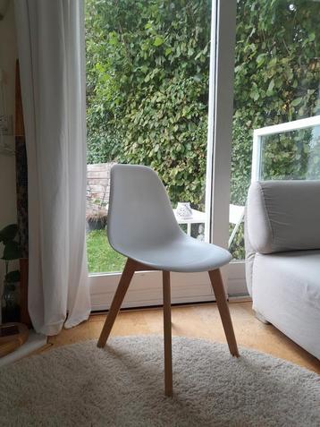 Leuk stoeltje wit met hout beschikbaar voor biedingen