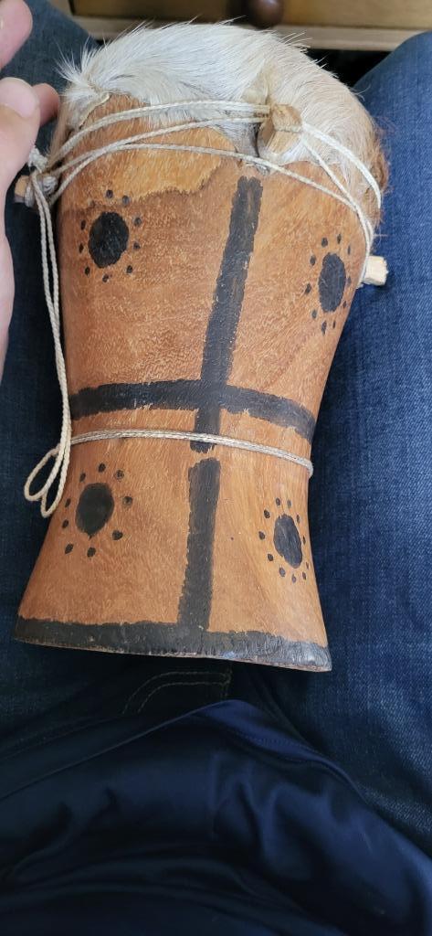 Unieke handgemaakte Afrikaanse djembé – 23 cm – met houten s, Muziek en Instrumenten, Drumstellen en Slagwerk, Zo goed als nieuw