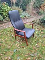 Vintage hoge fauteuil hout zwart skai bekleding Deens (?), Huis en Inrichting, Fauteuils, Ophalen, Gebruikt, Hout, 50 tot 75 cm