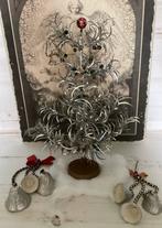 Vintage zilveren lametta kerstboompje met glazen balletjes, Diversen, Kerst, Ophalen of Verzenden, Zo goed als nieuw