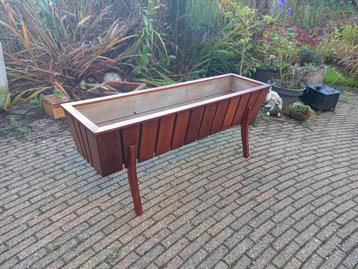 Grote retro plantenbak beschikbaar voor biedingen