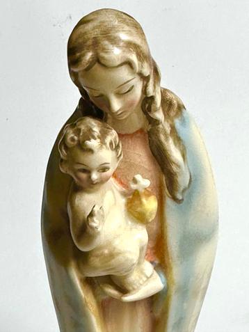 Goebel Madonna beeld met eiken console beschikbaar voor biedingen