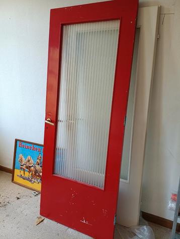 Rode binnendeur met glas beschikbaar voor biedingen