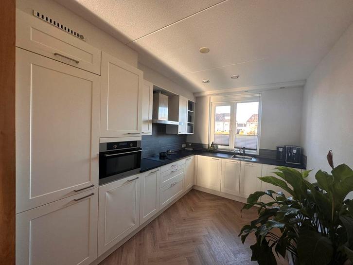 Moderne Hoekkeuken - Zo Goed Als Nieuw, Huis en Inrichting, Keuken | Complete keukens, Zo goed als nieuw, Hoekkeuken, Wit, Kunststof