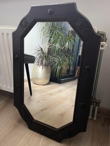 Oude Spiegel met houten rand beschikbaar voor biedingen