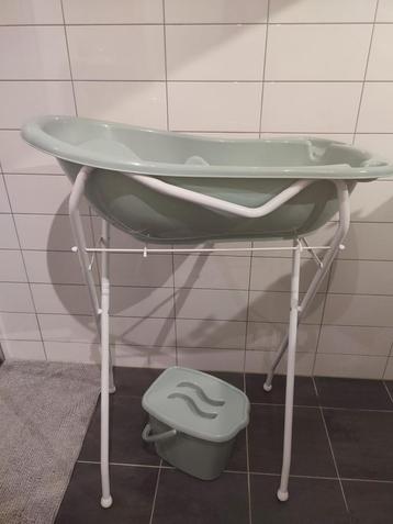 Baby bath tub with folding stand and bucket beschikbaar voor biedingen