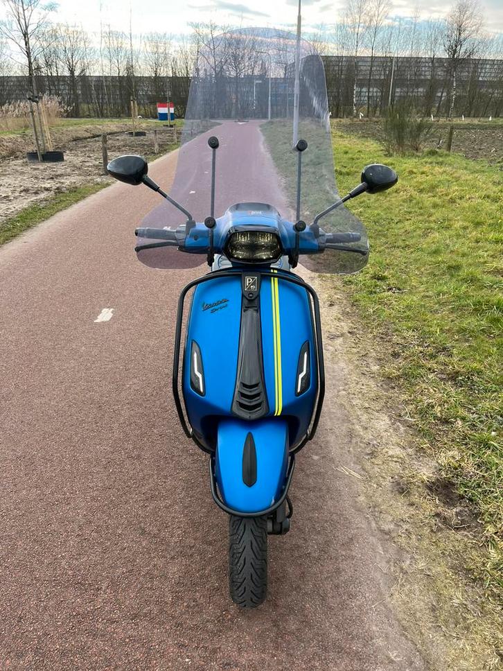 Vespa sprint 80cc custom carbon, Fietsen en Brommers, Scooters | Vespa, Zo goed als nieuw, Vespa S, Benzine, Ophalen
