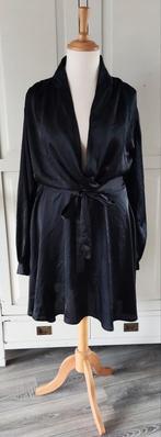 Boohoo zwarte jurk met glans maat 44-46, Kleding | Dames, Jurken, Maat 42/44 (L), Ophalen of Verzenden, Zo goed als nieuw, Knielengte