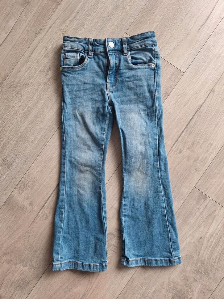 Flared spijkerbroek maat 110, Kinderen en Baby's, Kinderkleding | Maat 110, Zo goed als nieuw, Meisje, Broek, Ophalen of Verzenden