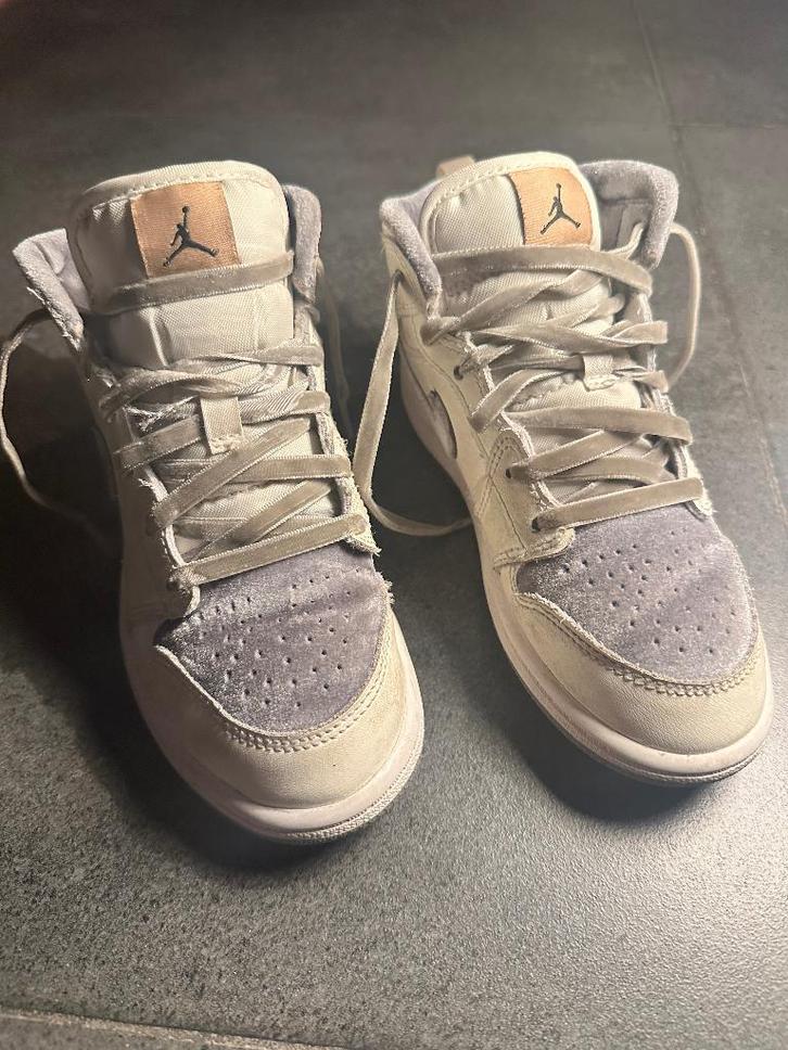 Nike Air Jordan Mid Velvet toe maat 31, Kinderen en Baby's, Kinderkleding | Schoenen en Sokken, Gebruikt, Schoenen, Jongen of Meisje