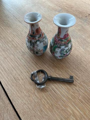 Twee Mini Vaasjes Chinees/Japans beschikbaar voor biedingen