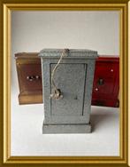 Antieke metalen kluis spaarpot met sleutel, Gebruikt, Ophalen of Verzenden, Overige thema's, Metaal of Blik