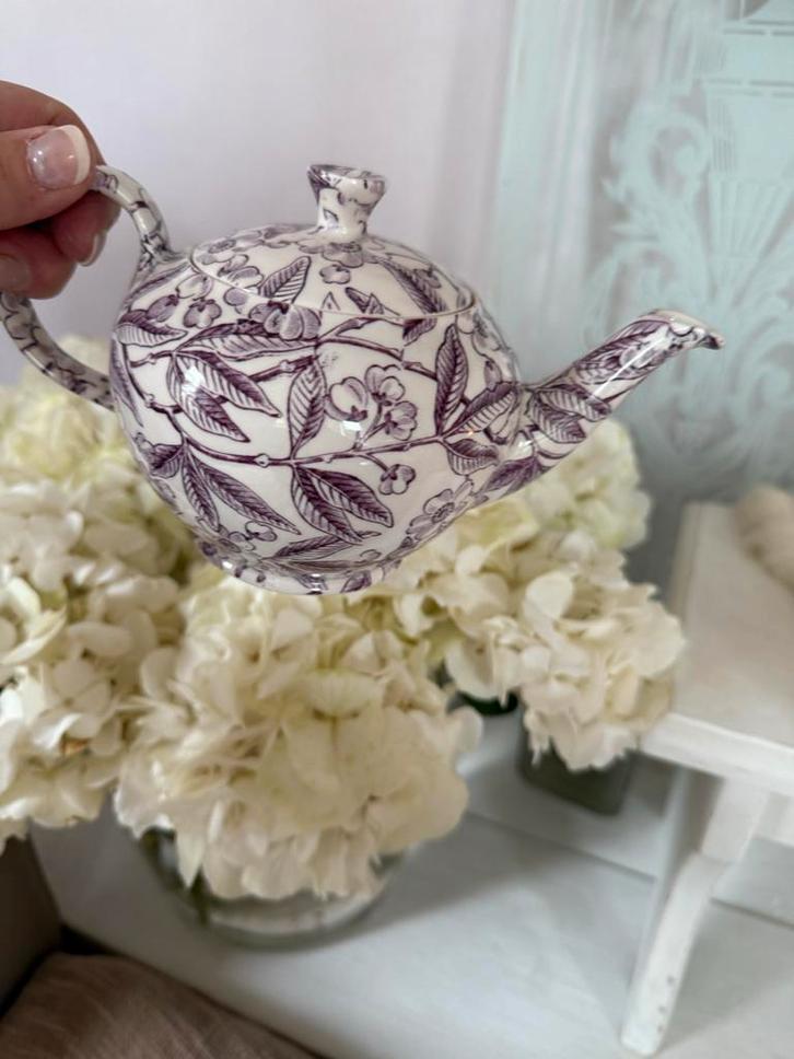 Burleigh Staffordshire Prunus Lila Theepot & Mok, Huis en Inrichting, Keuken | Servies, Zo goed als nieuw, Kop(pen) en/of Schotel(s)