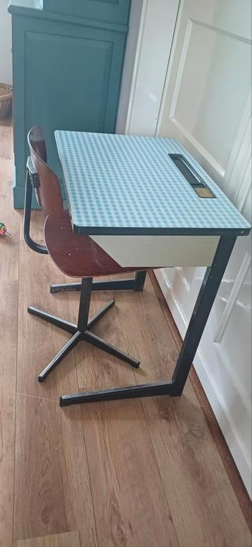 Retro Schooltafeltje jaren 70 + Stoel beschikbaar voor biedingen