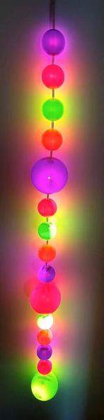 VINTAGE IKEA FINFIN ROZE/GROEN/PAARS BOLLEN LAMP SLINGER, Kunststof, Verzenden, Zo goed als nieuw, 75 cm of meer