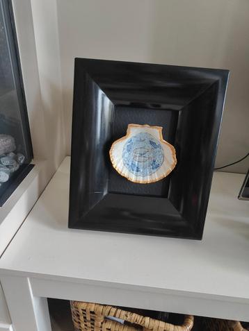 Zwarte lijst met schelp en Delfts blauw bord met vissen  beschikbaar voor biedingen