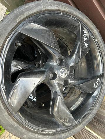 Zwarte velgen Opel beschikbaar voor biedingen