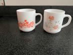 Twee vintage Arcopal mokken met bloemmotief, Huis en Inrichting, Keuken | Servies, Ophalen of Verzenden, Overige stijlen, Kop(pen) en/of Schotel(s)