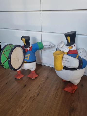 Papier-maché dierenfiguren beschikbaar voor biedingen