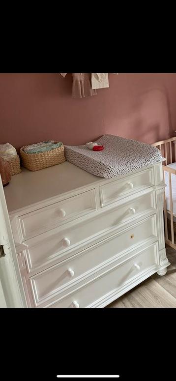 Super schattige vintage commode beschikbaar voor biedingen