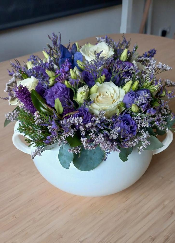Arrangement van verse bloemen in een pot, Huis en Inrichting, Woonaccessoires | Kransen, Nieuw, Ophalen of Verzenden