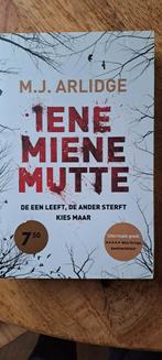 Eene Miene Mutte - M.J. Arlidge, Ophalen of Verzenden, Zo goed als nieuw, M.J. Arlidge, Tv-bewerking