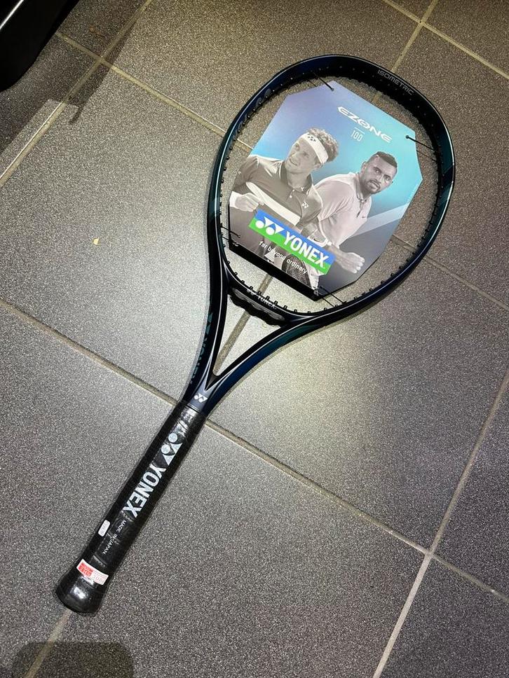 Yonex Ezone 100 sky blue - grip 2 - Nieuw, Sport en Fitness, Tennis, Nieuw, Racket, Overige merken, L2, Ophalen of Verzenden
