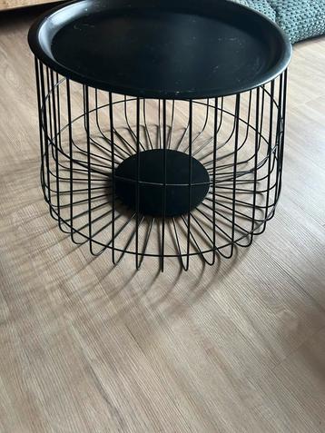 Zwarte bijzettafel beschikbaar voor biedingen