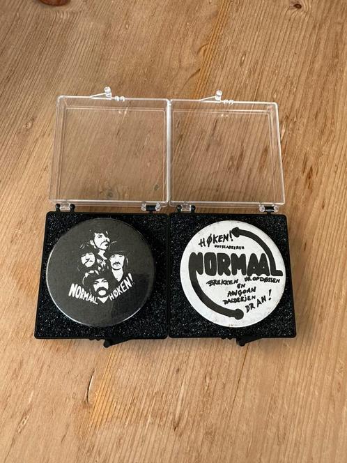 Normaal 1977 !! Originele eerste twee buttons., Verzamelen, Muziek, Artiesten en Beroemdheden, Zo goed als nieuw, Ophalen of Verzenden