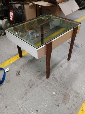 Vintage salontafeltje beschikbaar voor biedingen