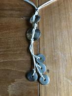 mooie witte hals ketting met zilverkleurige bedels, Sieraden, Tassen en Uiterlijk, Kettingen, Overige materialen, Verstelbaar