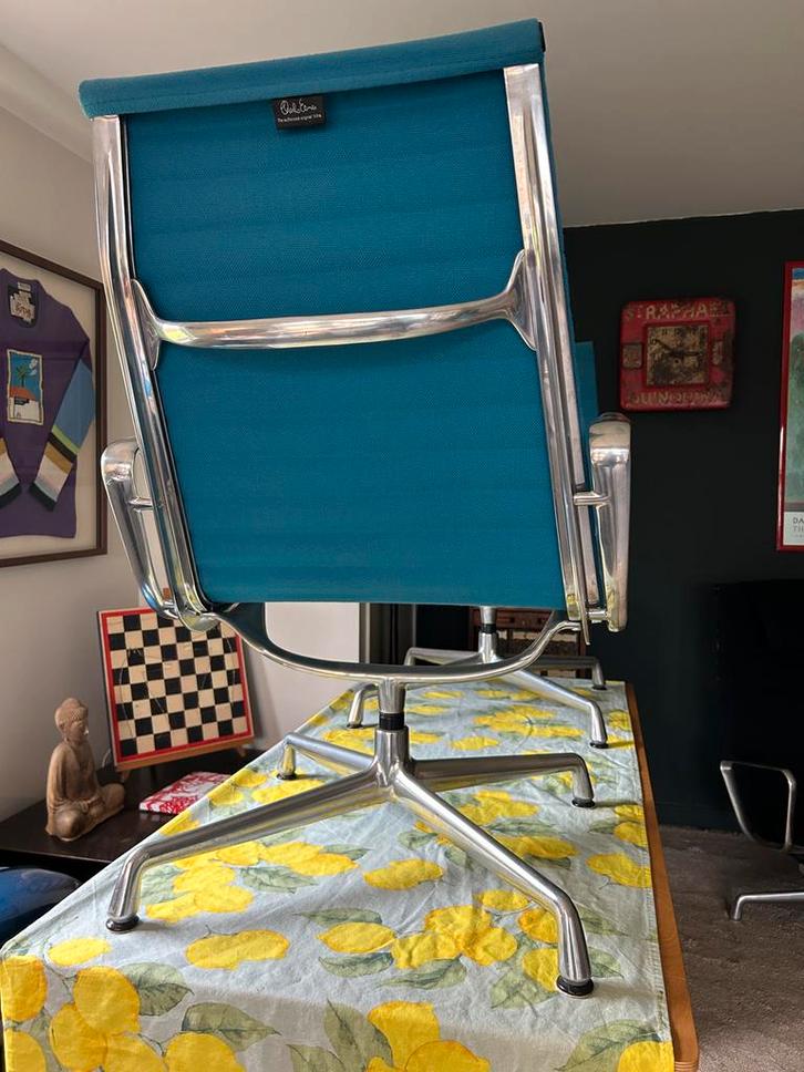 Charles Eames EA 116 - gepolijst aluminium, Antiek en Kunst, Antiek | Meubels | Stoelen en Banken, Ophalen