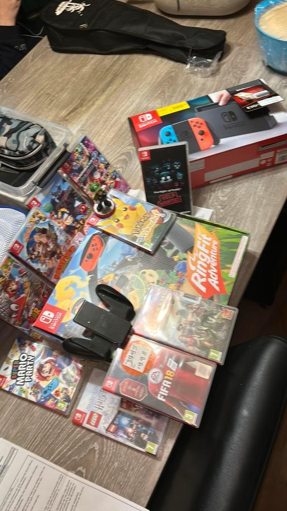 Nintendo Switch Neon + 10 Games, Ringfit, SD, Amiibo, Spelcomputers en Games, Spelcomputers | Nintendo Switch, Zo goed als nieuw