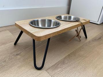 Katten voer en drinkbak beschikbaar voor biedingen