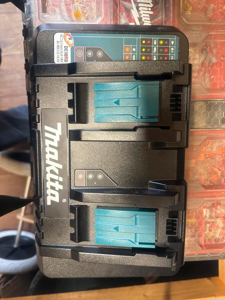 Makita DC18RD Dubbele Snellader - Nieuwstaat!, Doe-het-zelf en Verbouw, Gereedschap | Machine-onderdelen en Toebehoren, Nieuw