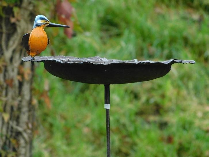 Handgemaakte Voederschaal met vogel - Tuinsteker - Metaal, Tuin en Terras, Tuinstekers, Ophalen of Verzenden