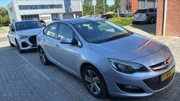 Opel Astra 1.4 Turbo Ecotec 103KW 4-D 2014 Grijs, Auto's, Opel, Astra, Benzine, B, Sedan, Handgeschakeld, Origineel Nederlands