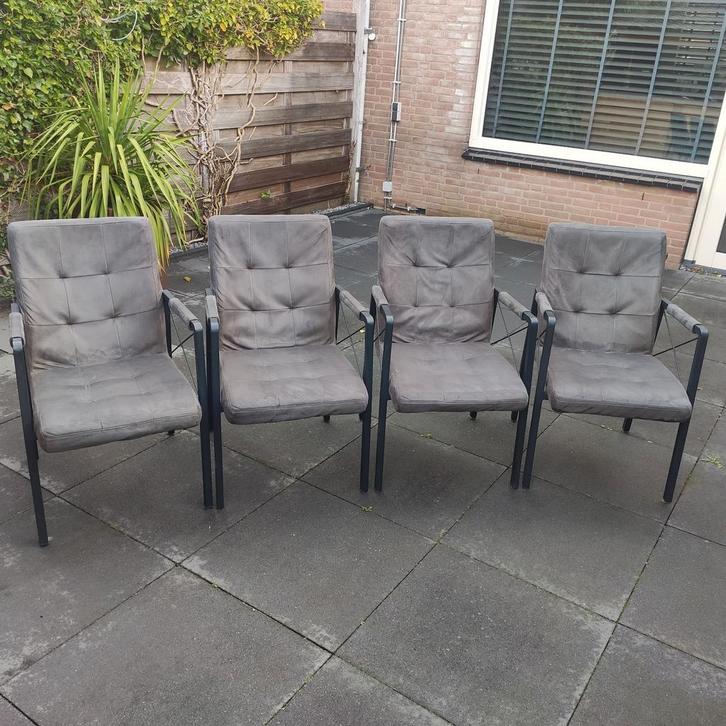 Grijze eetkamerstoel met armleuningen, Huis en Inrichting, Stoelen, Zo goed als nieuw, Vier, Metaal, Stof, Grijs, Ophalen