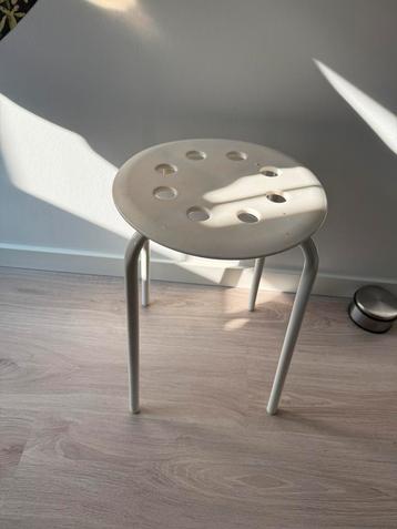 IKEA kruk/stapelbare stoel – wit beschikbaar voor biedingen