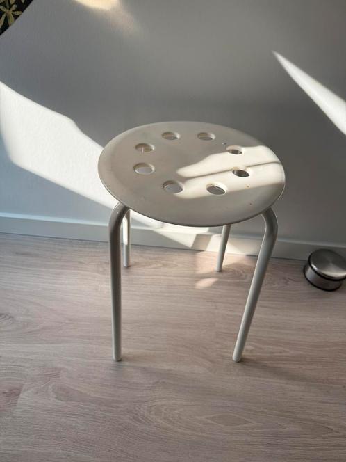 IKEA kruk/stapelbare stoel – wit, Huis en Inrichting, Krukjes, Gebruikt, Kunststof, Ophalen