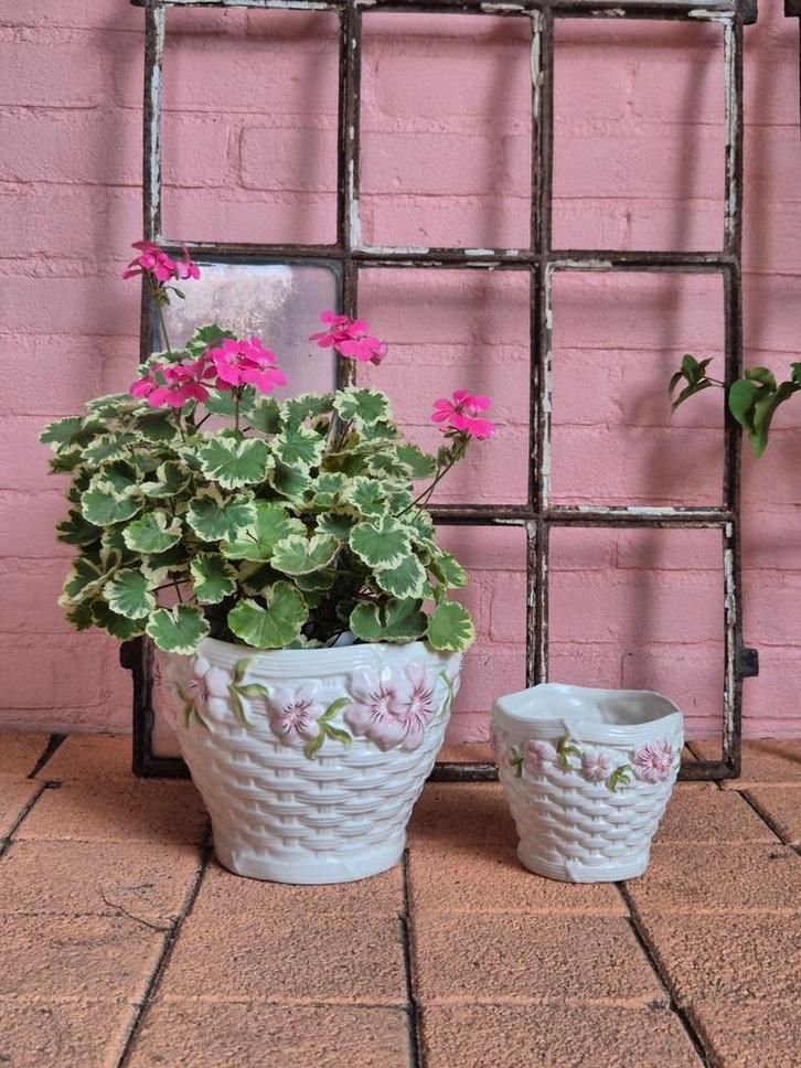 vintage Barbotine bloempotten gevlochten met bloemen, Tuin en Terras, Bloempotten, Zo goed als nieuw, Aardewerk, Minder dan 25 cm