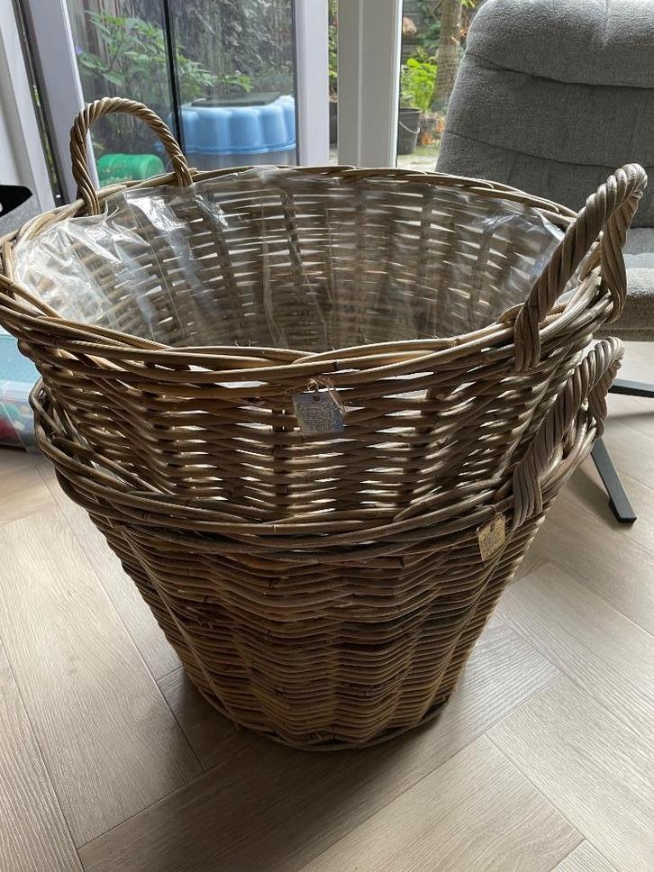 2 grote rieten manden, Huis en Inrichting, Woonaccessoires | Schalen en Manden, Zo goed als nieuw, Mand, Rond, Riet, Ophalen