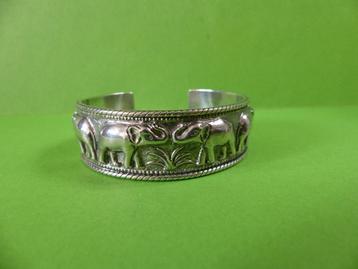 Prachtige Zware Brede Zilveren Armband met 6 Olifanten beschikbaar voor biedingen